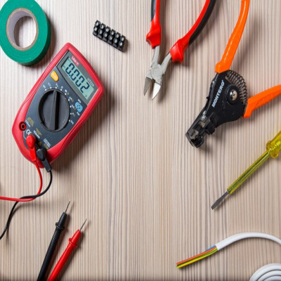 Elementos, herramientas y equipos para el conexionado de equipos eléctricos y electrónicos